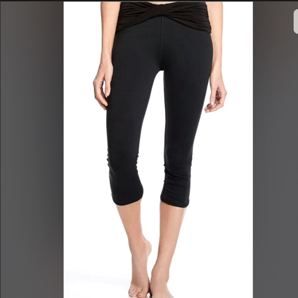 Fabletics Woman’s Kastos Capri Twist Band Ruched Leg